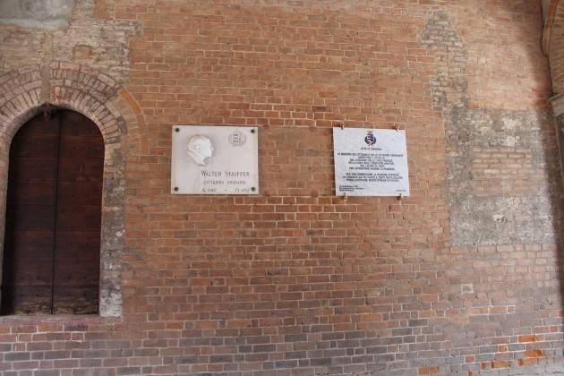 Collocata sotto i portici di Palazzo Comunale la targa in memoria dei cremonesi morti per il Covid-19