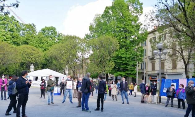 Cremona Raccolta firme 1-10-100 GAZEBO PER IL DIRITTO ALLA CURA