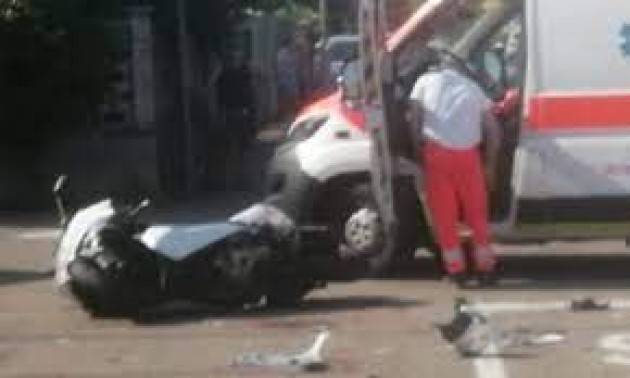 Scontro auto-moto a Milano, grave donna