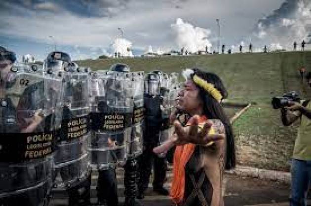 La destra brasiliana  approva il progetto di legge che apre la strada a un nuovo genocidio indigeno