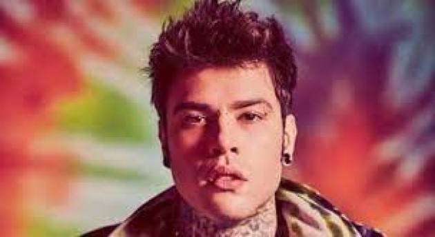 Fedez paladino diritti umani per studenti scuole superiori