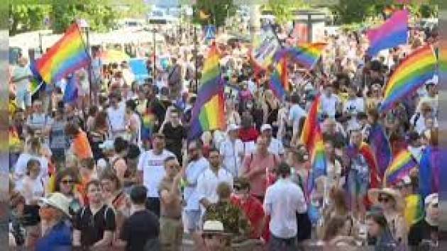 Perché il Gay Pride si celebra a giugno?  (Video)