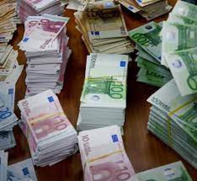 Intercettati in dogana oltre 300mila euro non dichiarati