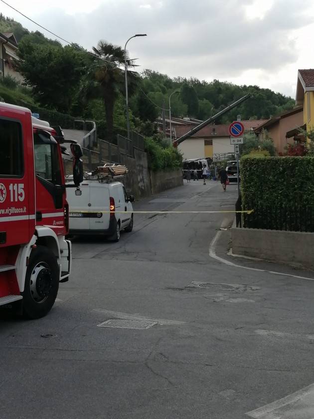 CAMION GRU PER ETERNIT SI RIBALTA A NESE 