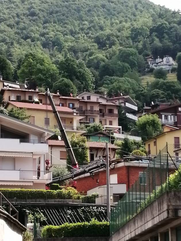 CAMION GRU PER ETERNIT SI RIBALTA A NESE 