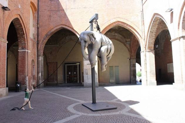 Cremona In cortile Federico II presentazione scultura Marta e l’elefante