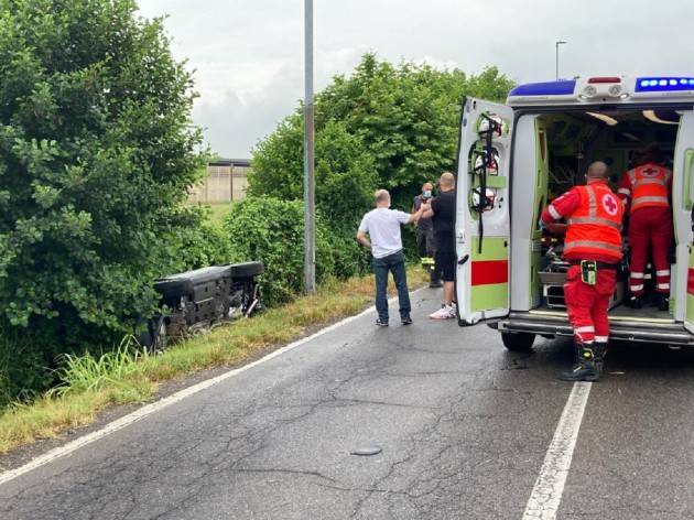 42ENNE FINISCE FUORI STRADA SALVATO DA 20ENNE