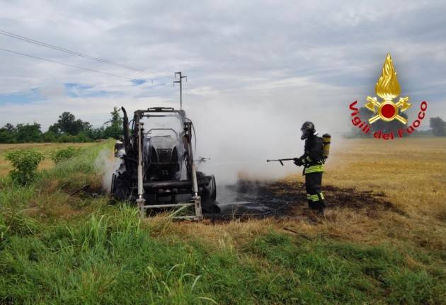 A FUOCO MEZZO AGRICOLO : ARRIVANO I POMPIERI