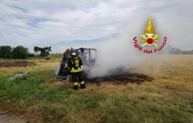 A FUOCO MEZZO AGRICOLO : ARRIVANO I POMPIERI