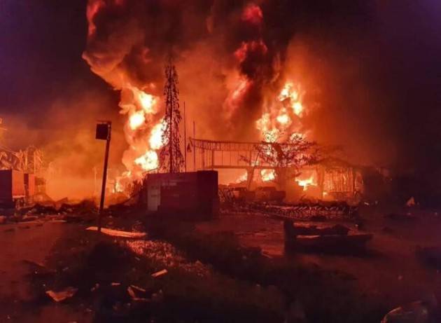 Forte esplosione e incendio in una fabbrica chimica in Thailandia. Colonne di fumo tossico