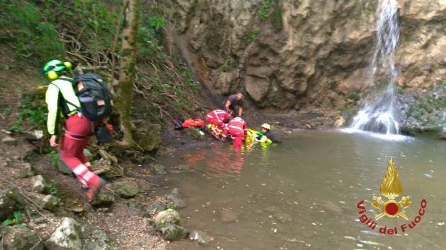 28ENNE CADE ALLE BUCHE DI NESE: ARRIVA L'ELISOCCORSO
