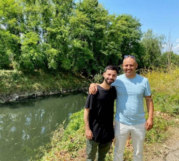 Anziano in auto nel fiume, due passanti lo salvano