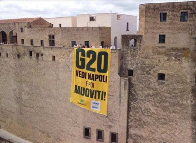 Un mega striscione per dire no all’insensata corsa al gas