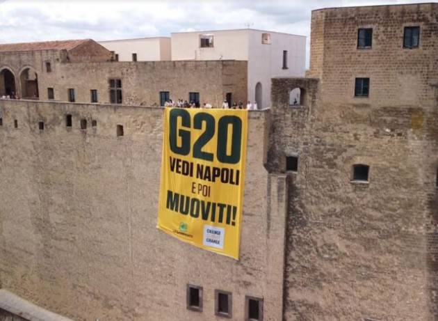 Un mega striscione per dire no all’insensata corsa al gas