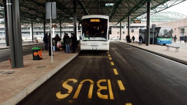 Giovane cremasco controllore  di bus  preso a calci dal una donna