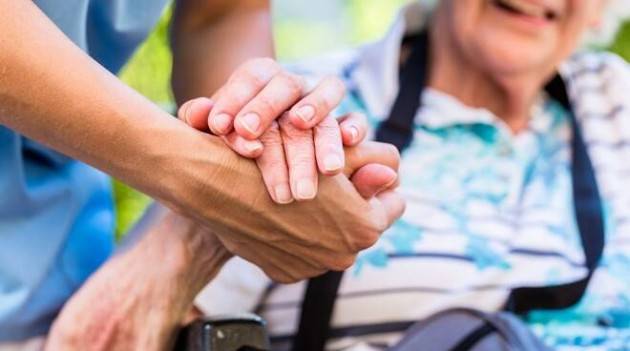 Riforma assistenza anziani non autosufficienti: ecco le 5 proposte 