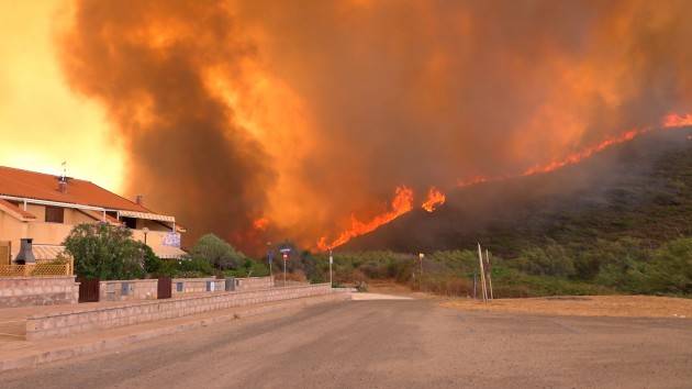 SARDEGNA IN FIAMME: 1500 PERSONE SFOLLATE E 40MILA ETTARI A FUOCO - DIRETTA