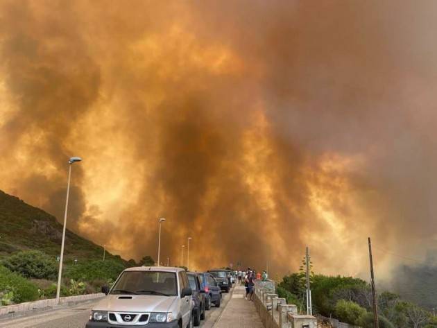 SARDEGNA IN FIAMME: 1500 PERSONE SFOLLATE E 40MILA ETTARI A FUOCO - DIRETTA