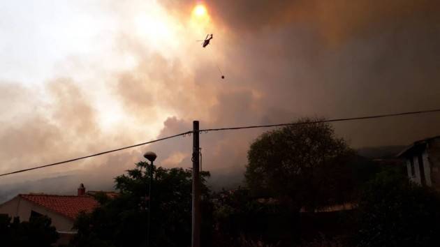 SARDEGNA IN FIAMME: 1500 PERSONE SFOLLATE E 40MILA ETTARI A FUOCO - DIRETTA