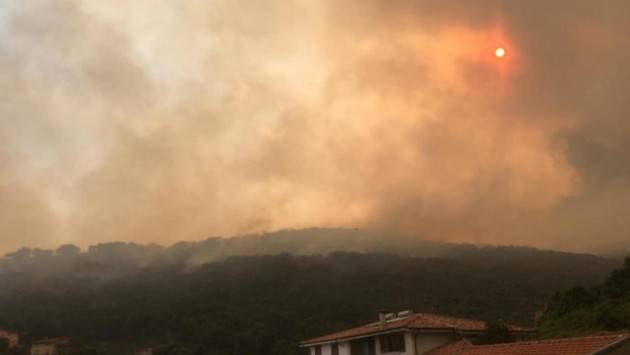 SARDEGNA IN FIAMME: 1500 PERSONE SFOLLATE E 40MILA ETTARI A FUOCO - DIRETTA