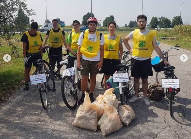 Cremona Legambiente In via Postumia  raccoglie rifiuti abbandonati