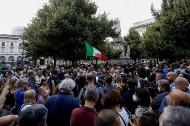 A Milano quasi 10 mila in corteo non autorizzato contro il Green pass