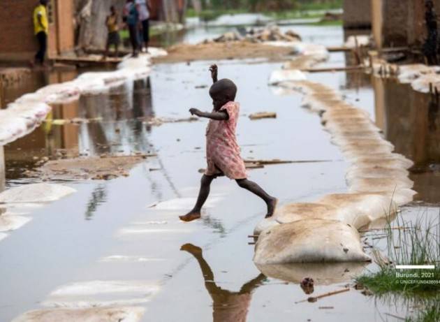 Unicef, quasi la metà dei bambini del mondo ''a rischio estremamente elevato'' per il clima