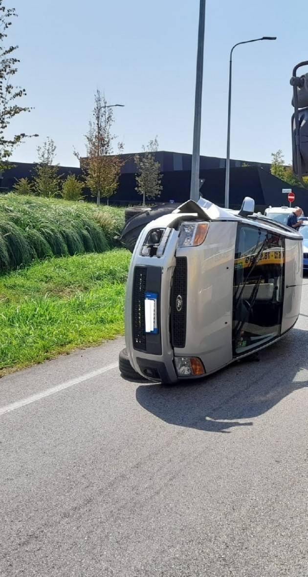 AUTO SI SCHIANTA CONTRO IL PALO E SI RIBALTA