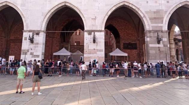 Piacenza Sotto i portici di Palazzo Gotico vaccinazione senza prenotazione