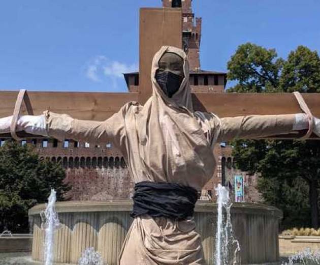 A Milano opera donna con burqa sulla croce