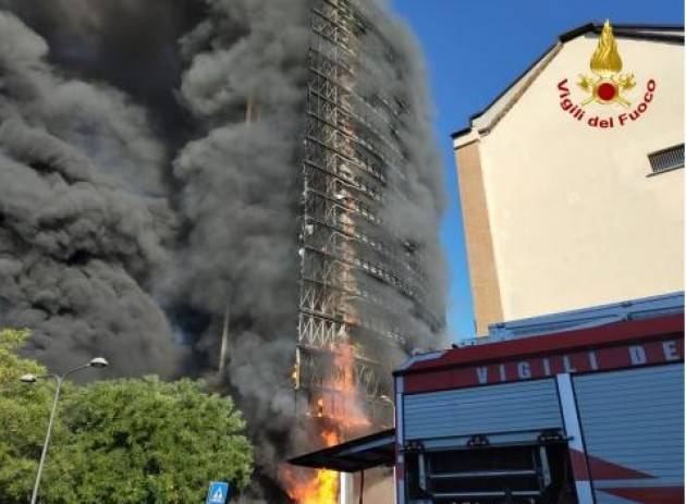 Incendio devasta a Milano un palazzo di 15 piani periferia sud |VV.F.
