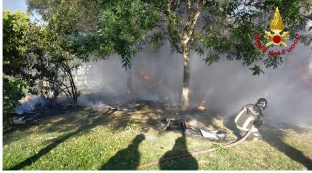 Incendio devasta a Milano un palazzo di 15 piani periferia sud |VV.F.