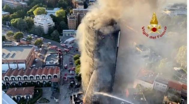 Incendio devasta a Milano un palazzo di 15 piani periferia sud |VV.F.