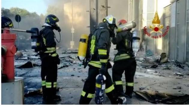 Incendio devasta a Milano un palazzo di 15 piani periferia sud |VV.F.
