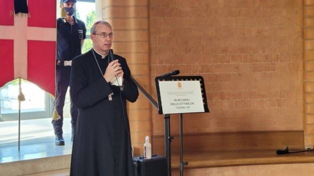 Un targa in memoria delle vittime Covid pavesi