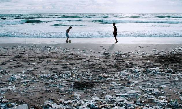 Quanto costa al mondo l’inquinamento da plastica?