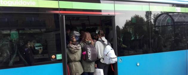 CONTROLLI SUI PULLMAN: NON CI SONO ASSEMBRAMENTI ALLA MATTINA MA ALL'USCITA SI