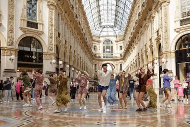 Flash mob in Galleria a Milano per marchio beachwear