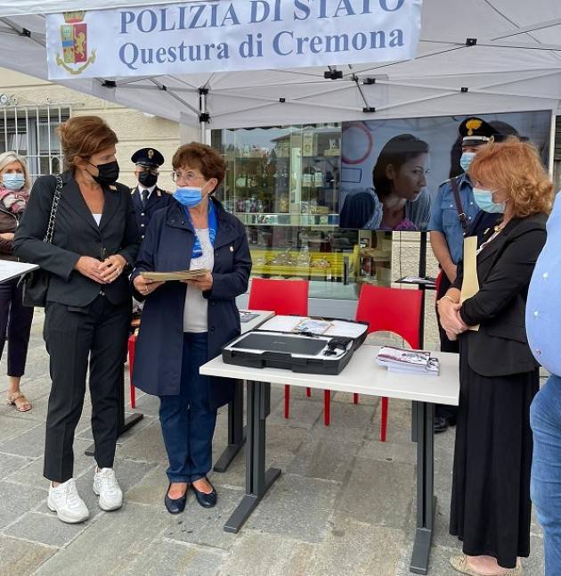 Gussola  Soroptimist ha consegnato Kit CHIEDI AIUTO QUI! a polizia