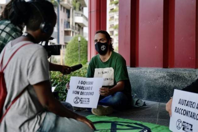 Attivisti occupano pacificamente media, ''aiutateci''
