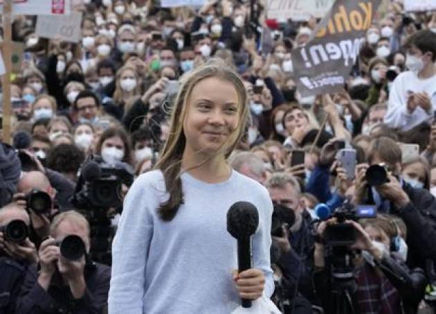 Milano 50mila in corteo contro i BLA BLA BLA. Greta sul palco