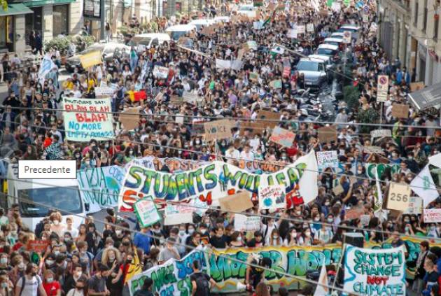 Milano 50mila in corteo contro i BLA BLA BLA. Greta sul palco