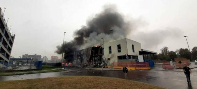 PRECIPITA MONOPLANO ALLA STAZIONE METRO SAN DONATO - OTTO MORTI - FOTO E VIDEO