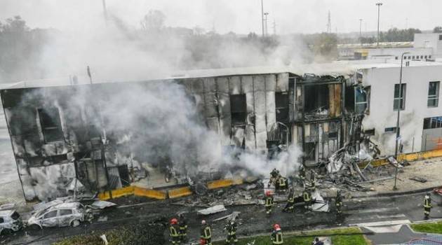 AEREO PRECIPITATO : SEGUI LA FOTO DIRETTA DA SAN DONATO - DIRETTA AGGIORNAMENTI 