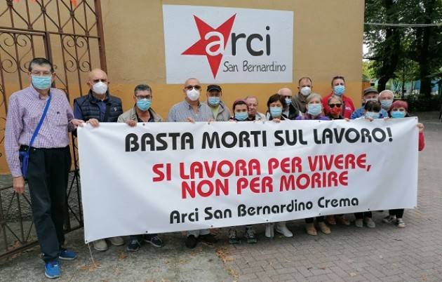 BASTA MORTI SUL LAVORO!  Arci San Bernardino Crema striscione di denuncia 