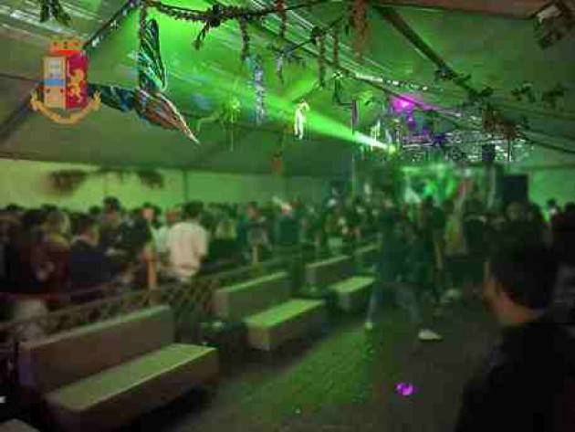 In 300 ballano in locale abusivo senza mascherine