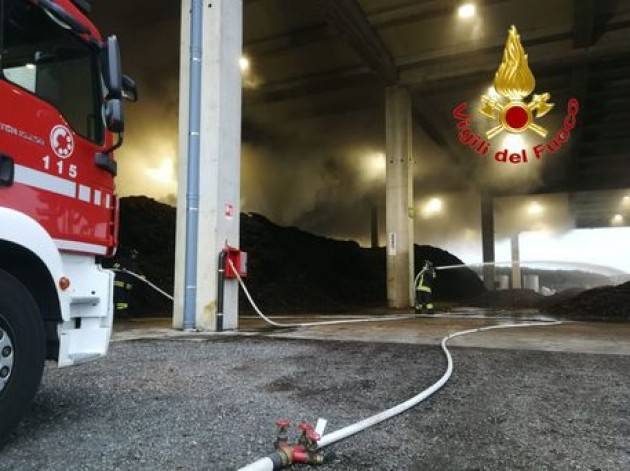 A fuoco un'azienda di concimi nel Pavese