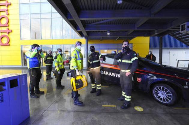 Sostanza irritante nell'aria, evacuati 1000 clienti da Ikea