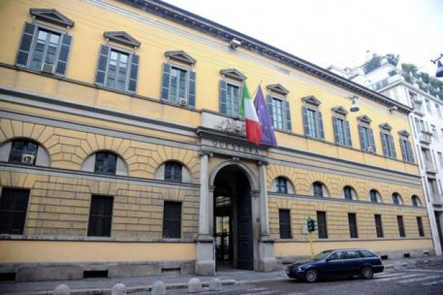 Suicida in Questura Milano, gip: ''Due agenti erano al telefonino''
