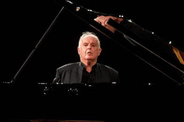 Un positivo in orchestra, saltano concerti Barenboim